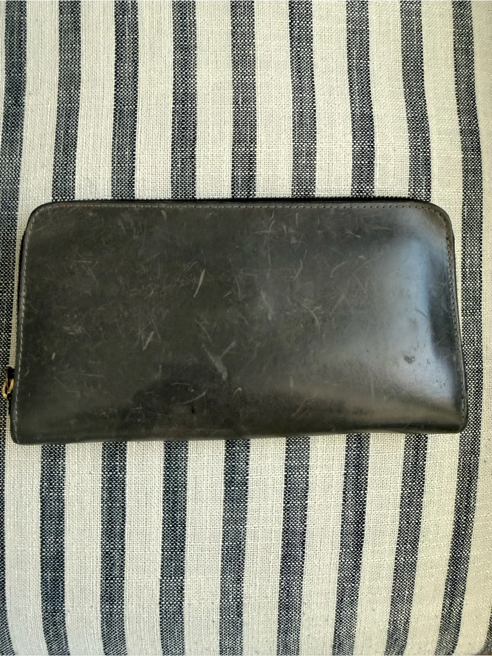 Boutonne .. Dark grey leather, distressed wallet.